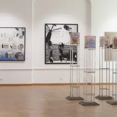 Wystawa sztuki współczesnej: obrazy i instalacje w galerii.