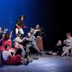 Teatr absurdu przykłady: odkryj najważniejsze dzieła i ich znaczenie