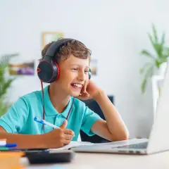 Czy w szkole w chmurze są oceny? Jak działa system oceniania online