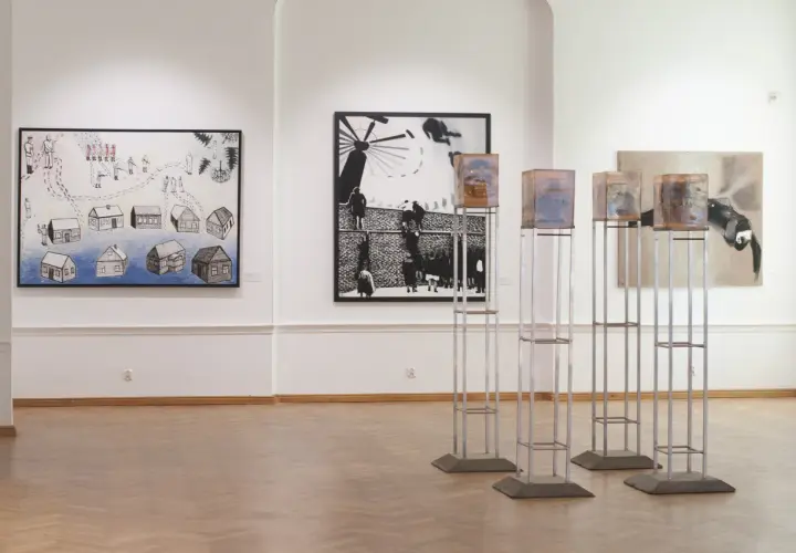 Wystawa sztuki współczesnej: obrazy i instalacje w galerii.