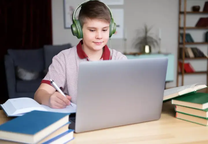 Czy szkoła w chmurze organizuje studniówkę? Sprawdź, jak to działa online!