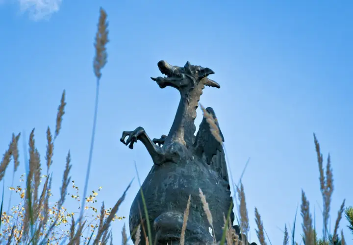 Smok Wawelski rzeźba: historia, tajemnice i aktualny stan działania