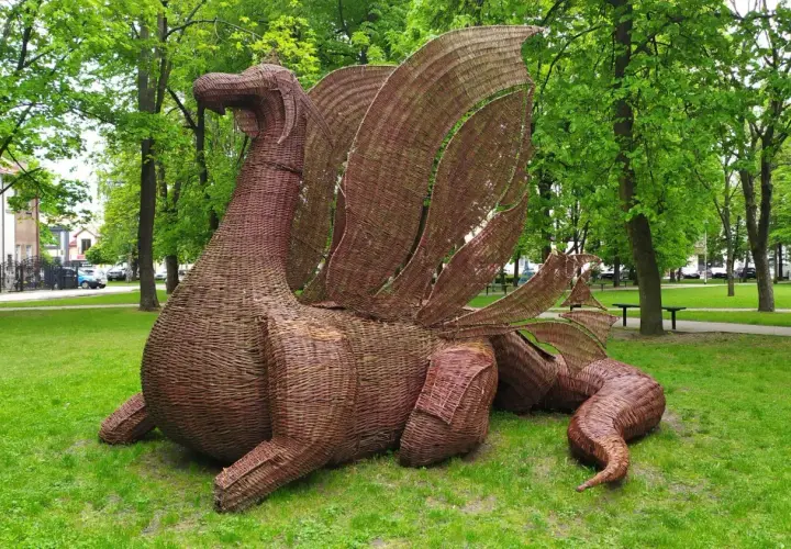 Rzeźby z wikliny do ogrodu – jak wybrać i pielęgnować, by cieszyć się nimi latami