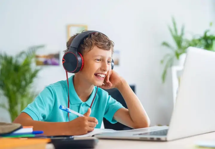Czy w szkole w chmurze są oceny? Jak działa system oceniania online