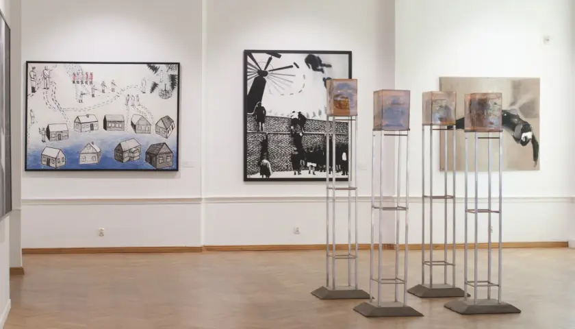 Wystawa sztuki współczesnej: obrazy i instalacje w galerii.
