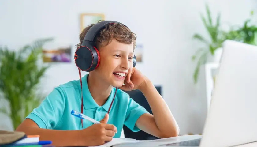 Czy w szkole w chmurze są oceny? Jak działa system oceniania online