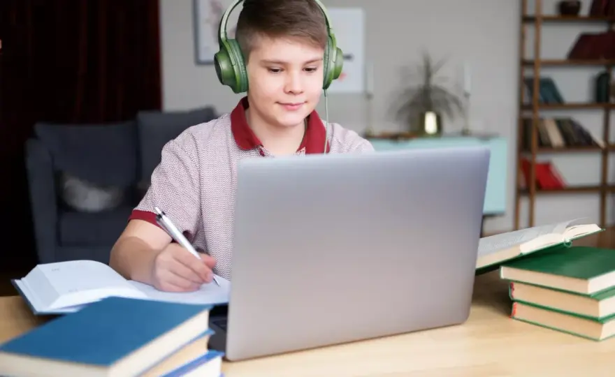 Czy szkoła w chmurze organizuje studniówkę? Sprawdź, jak to działa online!