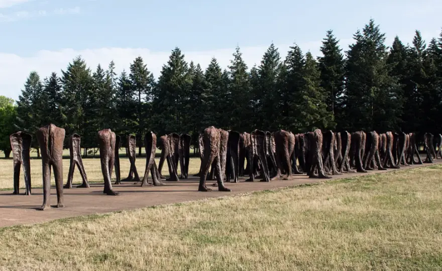Rzeźby Nierozpoznani Magdaleny Abakanowicz: Tajemnice i znaczenie w Poznaniu