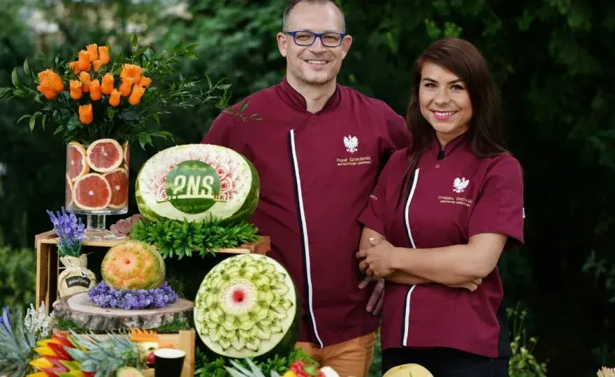 Rzeźba z owoców i warzyw: Odkryj tajniki sztuki i technikę carvingu