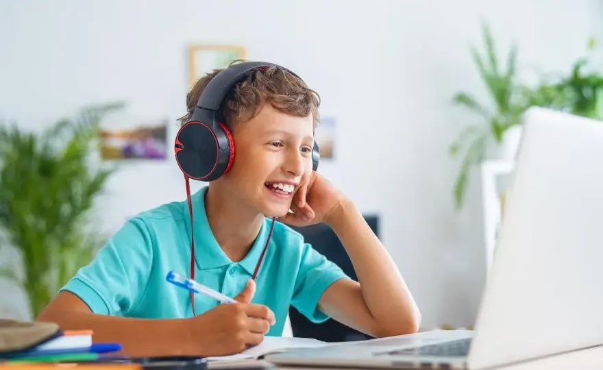 Czy w szkole w chmurze są oceny? Jak działa system oceniania online