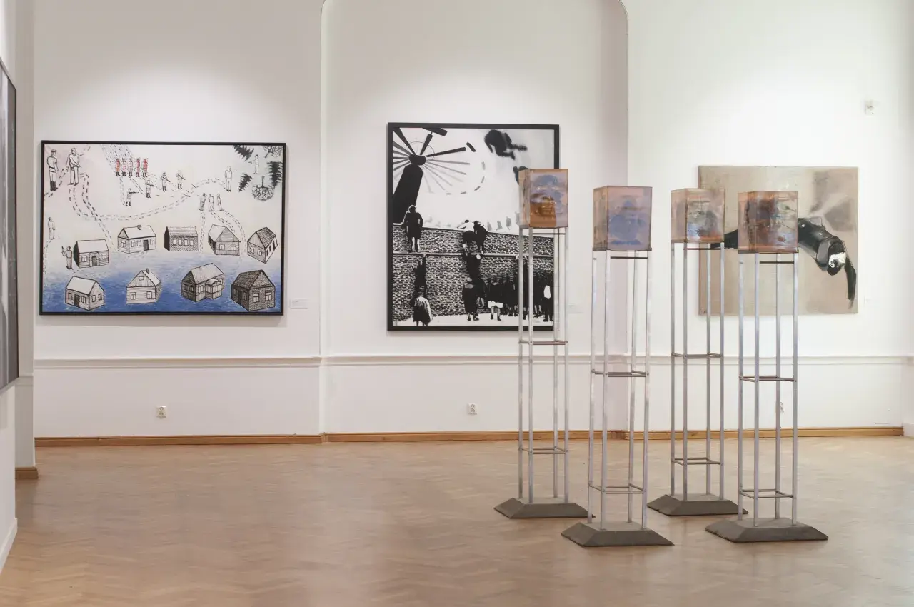 Wystawa sztuki współczesnej: obrazy i instalacje w galerii.